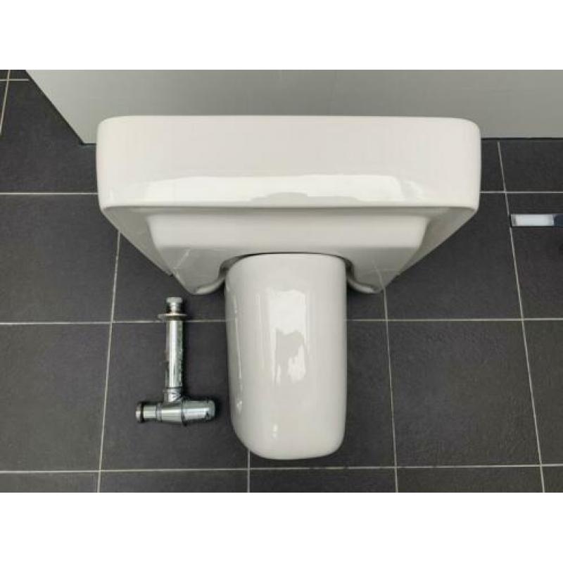 2 Keramag wasbakken incl. kranen (Grohe) en afvoer