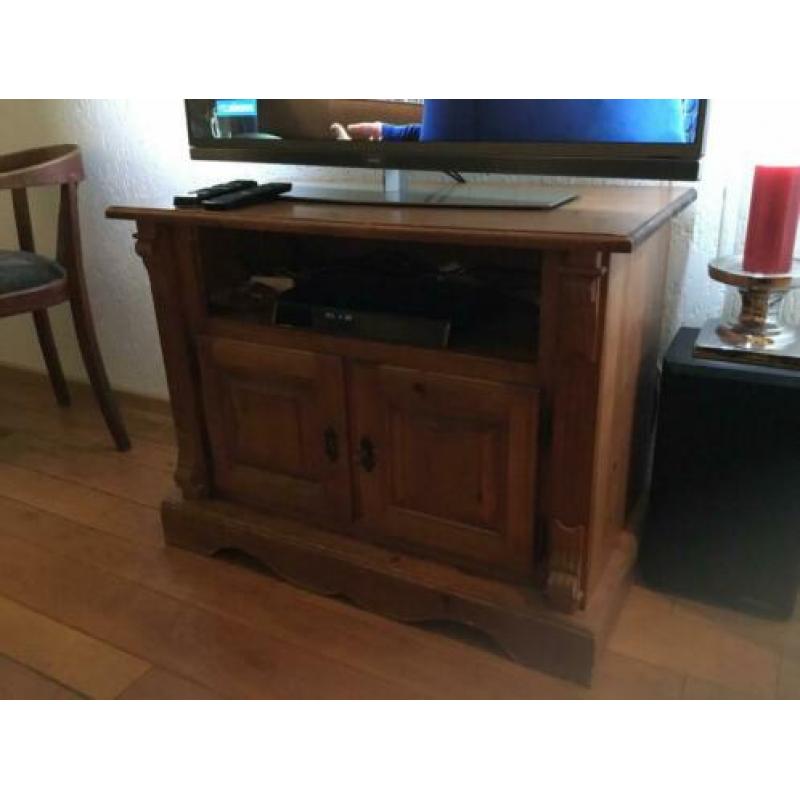 Woonkamer meubels dressoir tafel spiegel kast e.d.