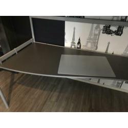 Hoogslaper met bureau en boekenplank grijs