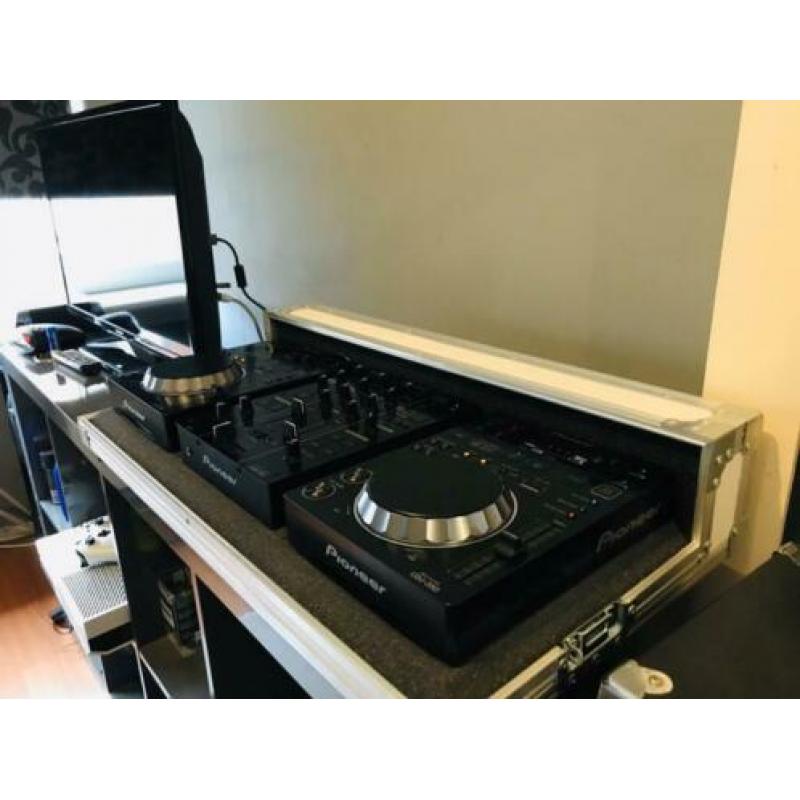 Zeer nette CDJ-350 2x en DJM-350 met extra’s!