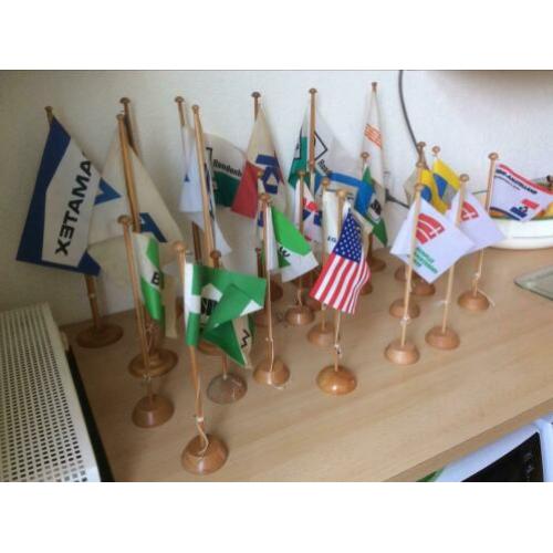 Oude houten standaards,vlaggen bureau standaards met vlaggen