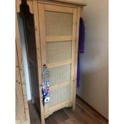 Te koop aangeboden een commode en 2 kasten. Grenenhout