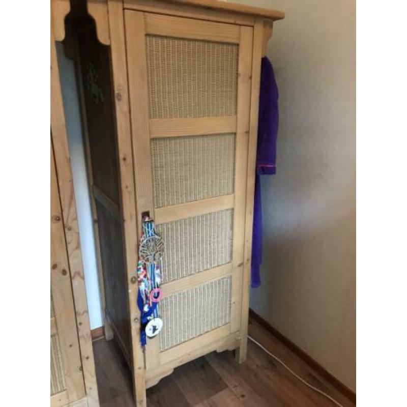 Te koop aangeboden een commode en 2 kasten. Grenenhout