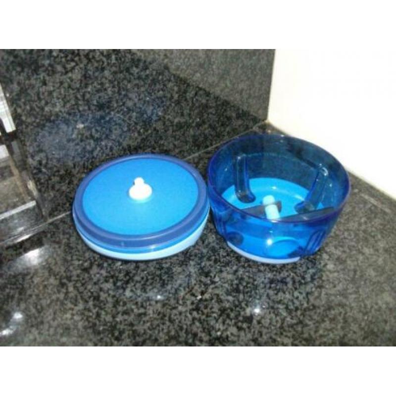 tupperware uiensnijder/hakmolen / shaker/kommen/bakjes enz e