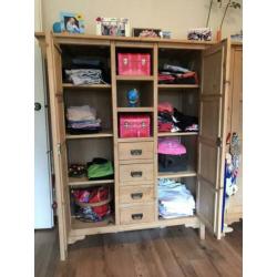 Te koop aangeboden een commode en 2 kasten. Grenenhout