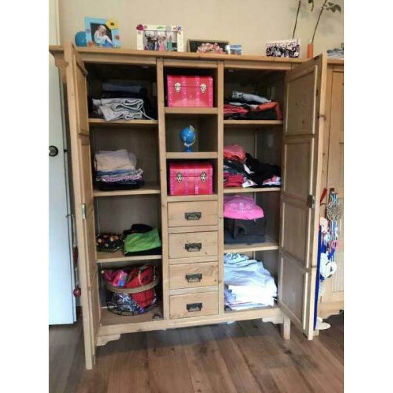 Te koop aangeboden een commode en 2 kasten. Grenenhout