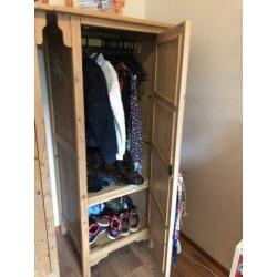 Te koop aangeboden een commode en 2 kasten. Grenenhout