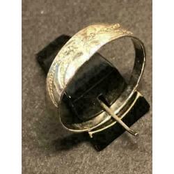 9962-39. ZIlveren ring met bewerkte rand
