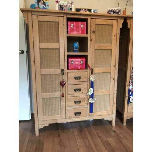 Te koop aangeboden een commode en 2 kasten. Grenenhout