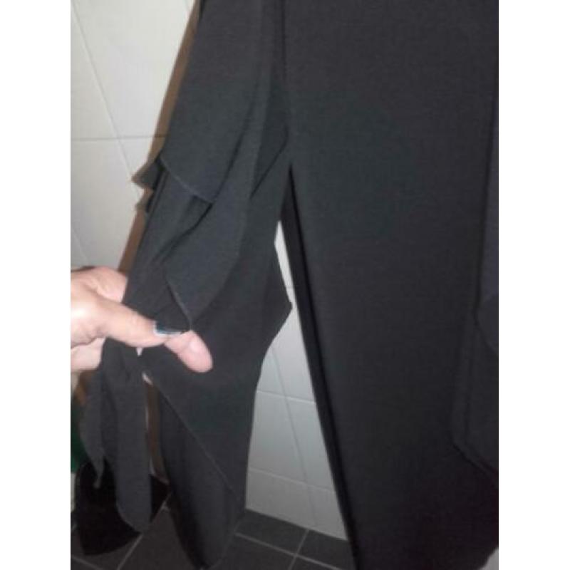 Lange zwarte jurk met mooie details. Steps. maat 40
