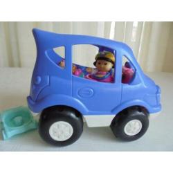 Busje met geluid en moeder en kind little people