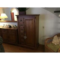 Woonkamer meubels dressoir tafel spiegel kast e.d.