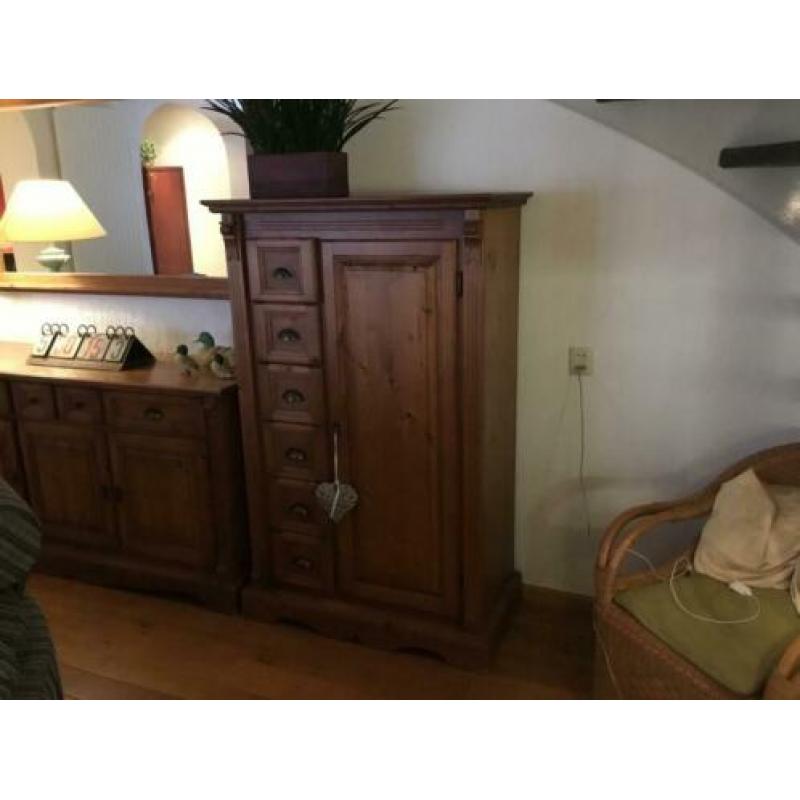 Woonkamer meubels dressoir tafel spiegel kast e.d.