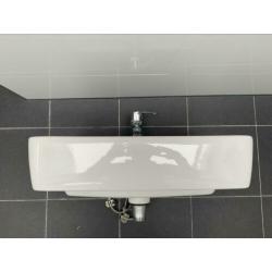 2 Keramag wasbakken incl. kranen (Grohe) en afvoer