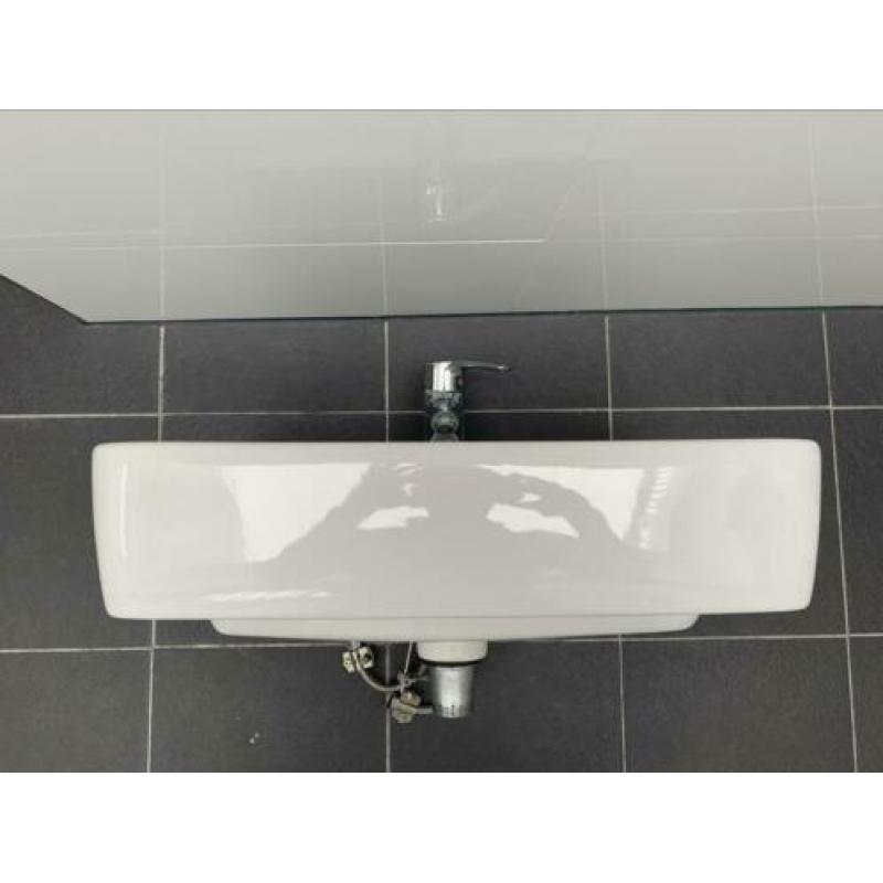 2 Keramag wasbakken incl. kranen (Grohe) en afvoer