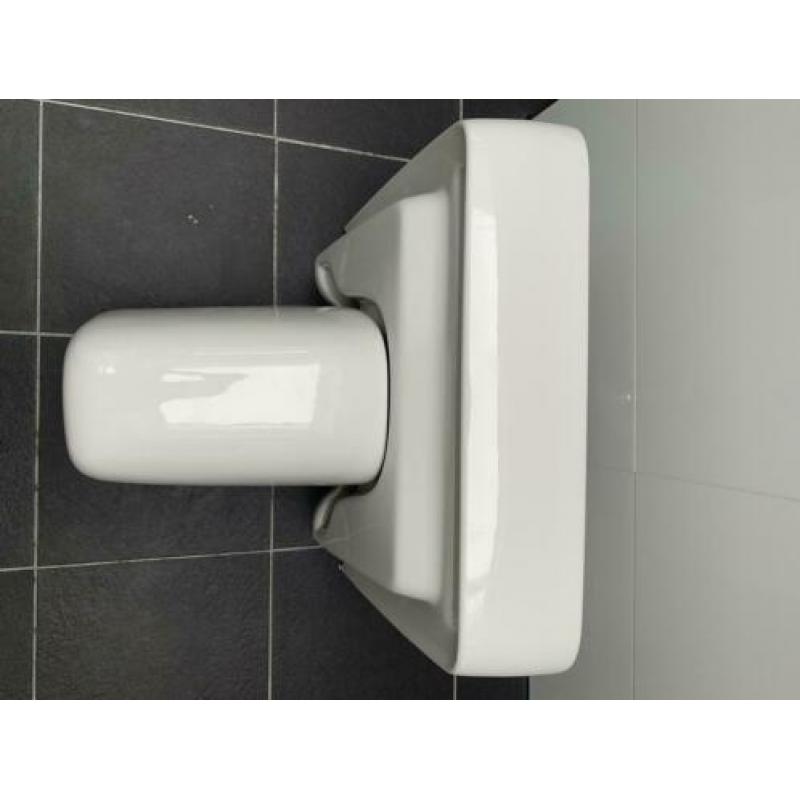 2 Keramag wasbakken incl. kranen (Grohe) en afvoer