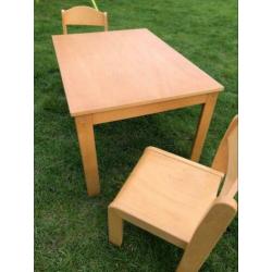 Houten tafel / kindertafel met twee stoeltjes