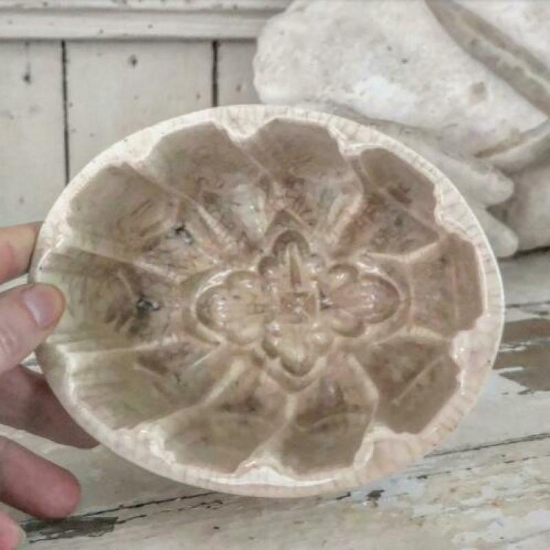 Oude beboterde puddingvorn