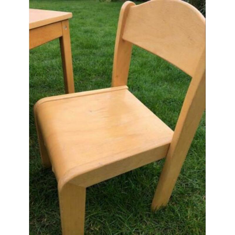 Houten tafel / kindertafel met twee stoeltjes