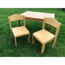 Houten tafel / kindertafel met twee stoeltjes