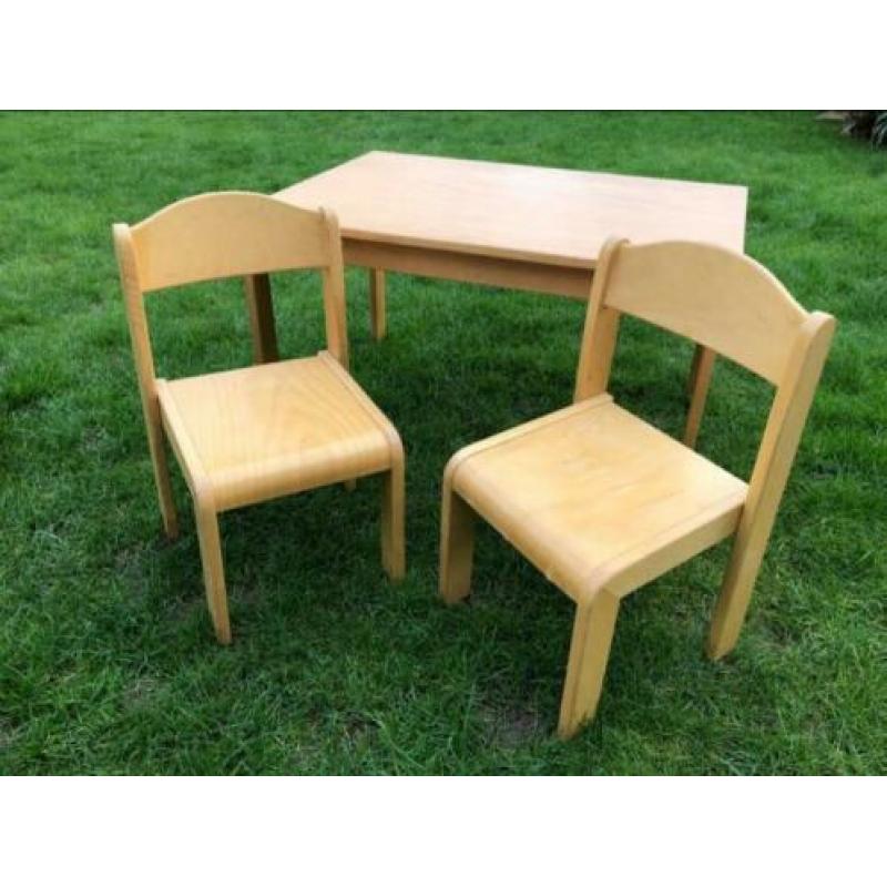 Houten tafel / kindertafel met twee stoeltjes