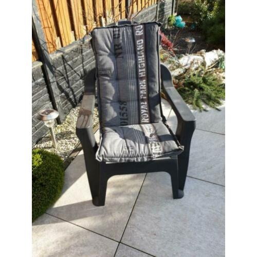 Tuinstoelen met kussens en kist