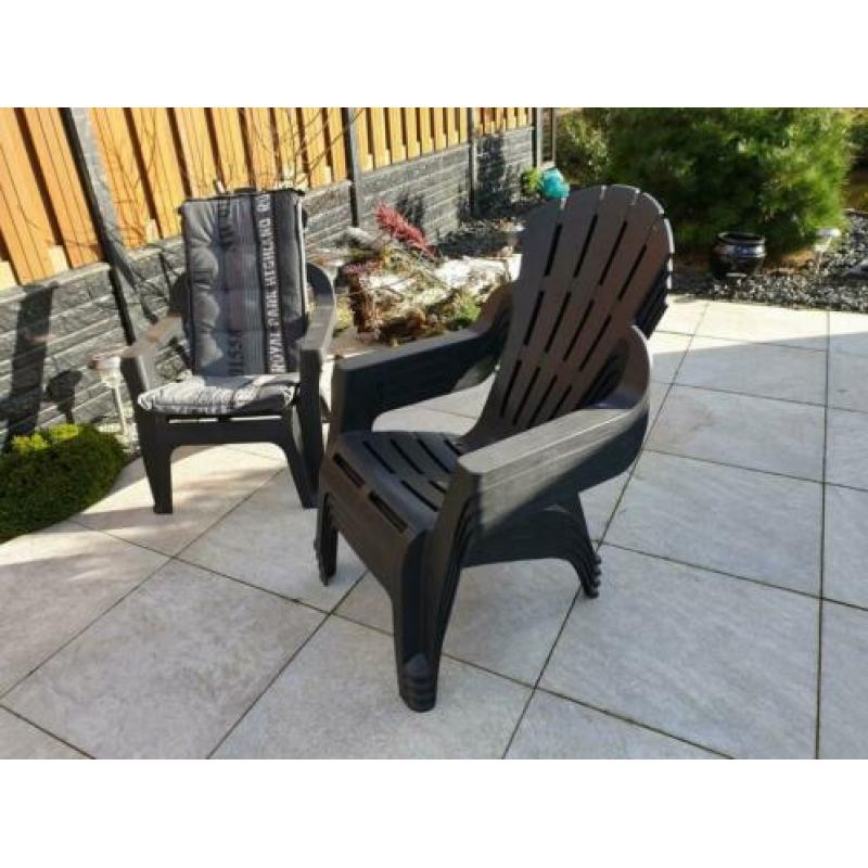 Tuinstoelen met kussens en kist