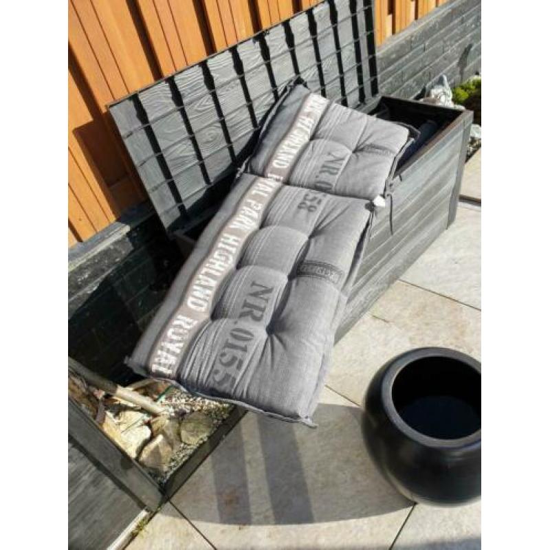 Tuinstoelen met kussens en kist