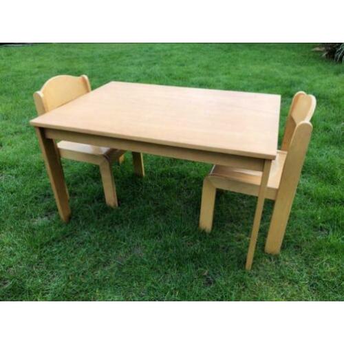 Houten tafel / kindertafel met twee stoeltjes