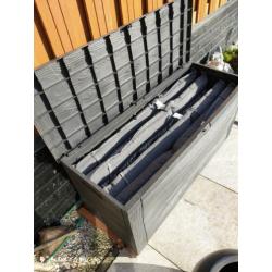 Tuinstoelen met kussens en kist