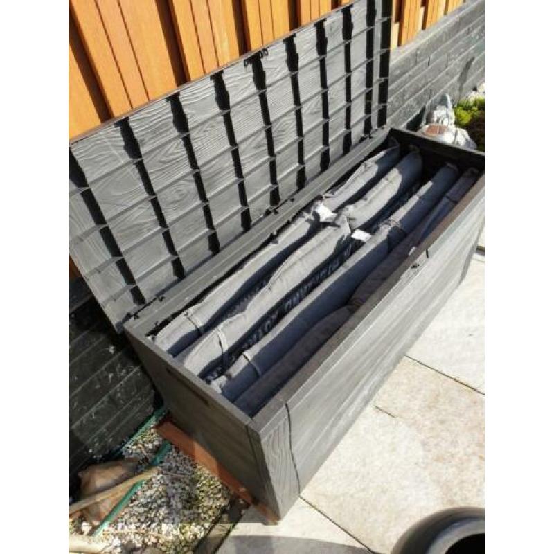 Tuinstoelen met kussens en kist