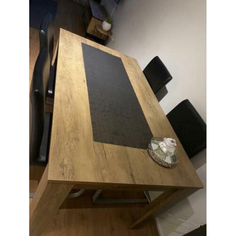 Eettafel met stoelen