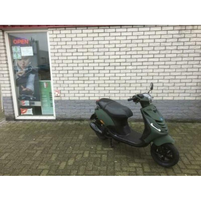 Toffe piaggio zip sp 25 4-takt mat groen snor bj2015 8000km