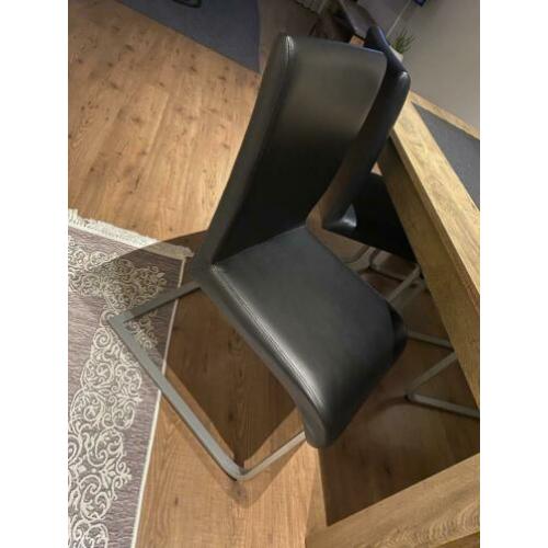 Eettafel met stoelen
