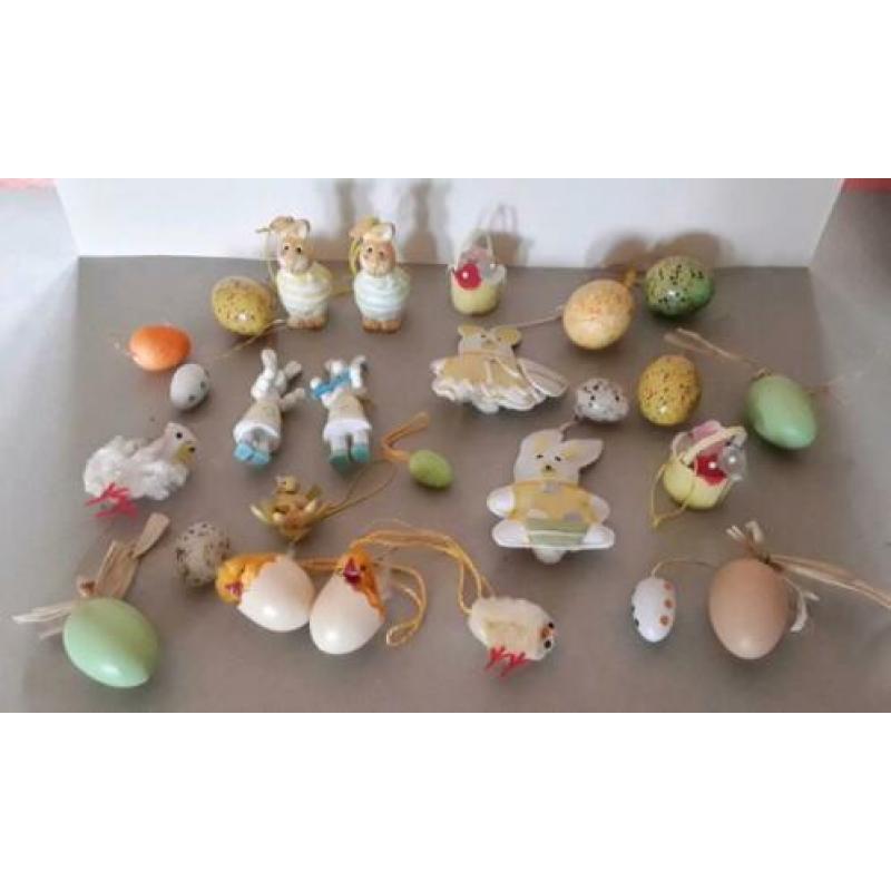 26 paasfiguren, paasdecoratie van diverse materialen oa hout