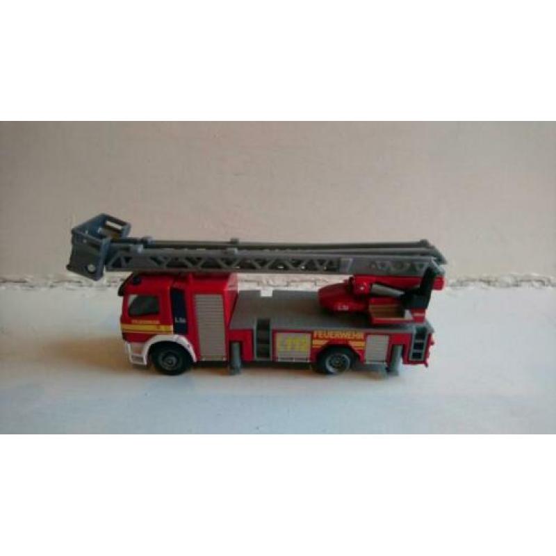 Siku Mercedes Brandweer draaibare uitschuifbare ladder 1841