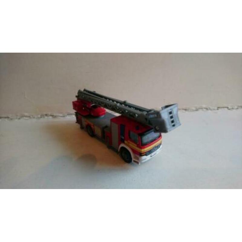 Siku Mercedes Brandweer draaibare uitschuifbare ladder 1841