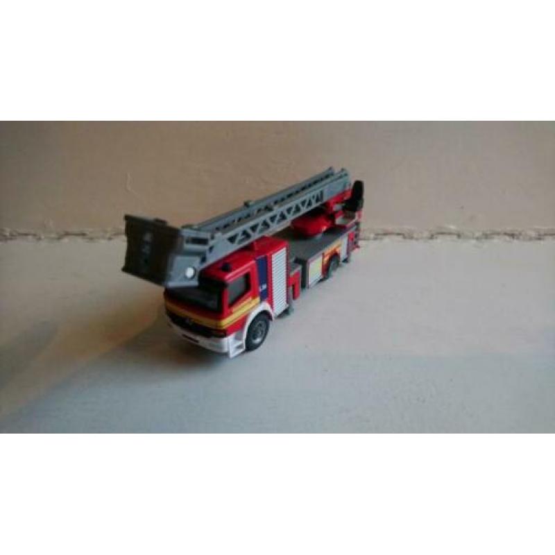 Siku Mercedes Brandweer draaibare uitschuifbare ladder 1841