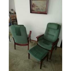 2 stoelen fauteuils plus voetenbankje