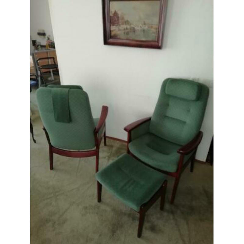 2 stoelen fauteuils plus voetenbankje