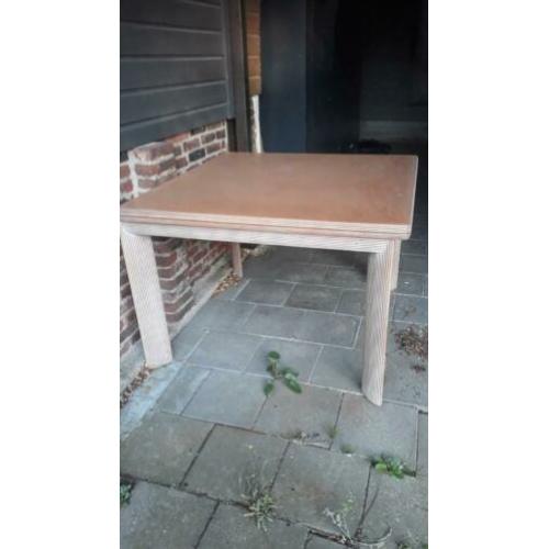 Eettafel met 4 stoelen.