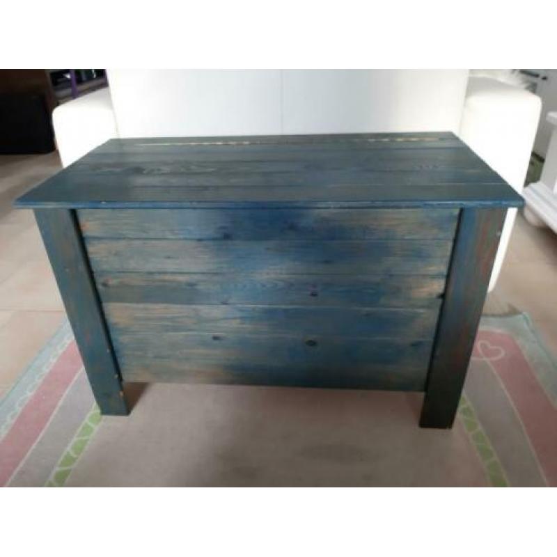 Turquoise houten kist