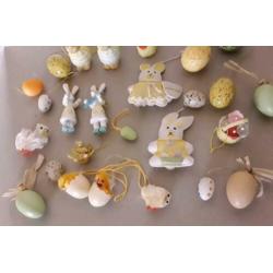 26 paasfiguren, paasdecoratie van diverse materialen oa hout