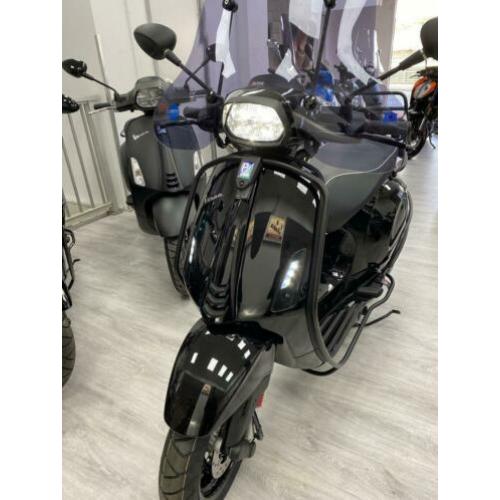 Vespa sprint black On black 2020