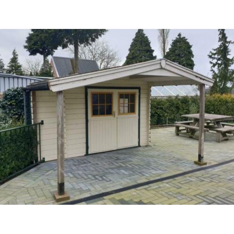 Tuinhuisje met openslaande deuren