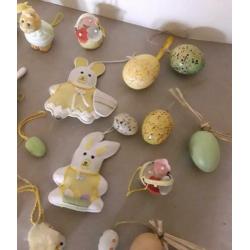 26 paasfiguren, paasdecoratie van diverse materialen oa hout