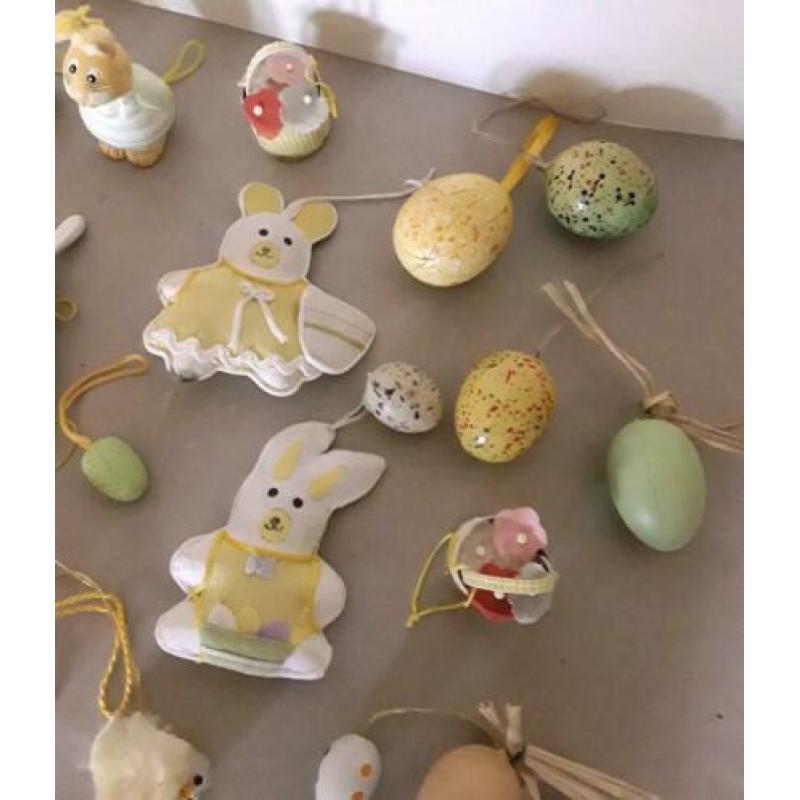 26 paasfiguren, paasdecoratie van diverse materialen oa hout