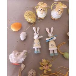 26 paasfiguren, paasdecoratie van diverse materialen oa hout
