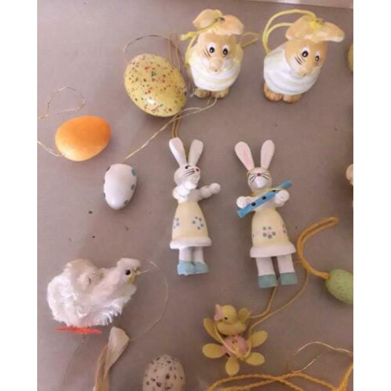 26 paasfiguren, paasdecoratie van diverse materialen oa hout