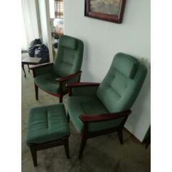 2 stoelen fauteuils plus voetenbankje